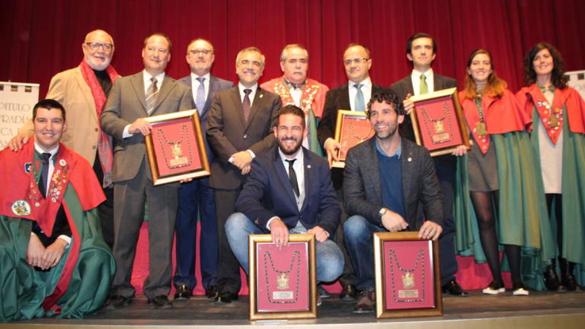 Los Alubieros de Honor, las nuevas cofrades, los maestros de ceremonia, el alcalde y los reconocidos posan tras el acto.