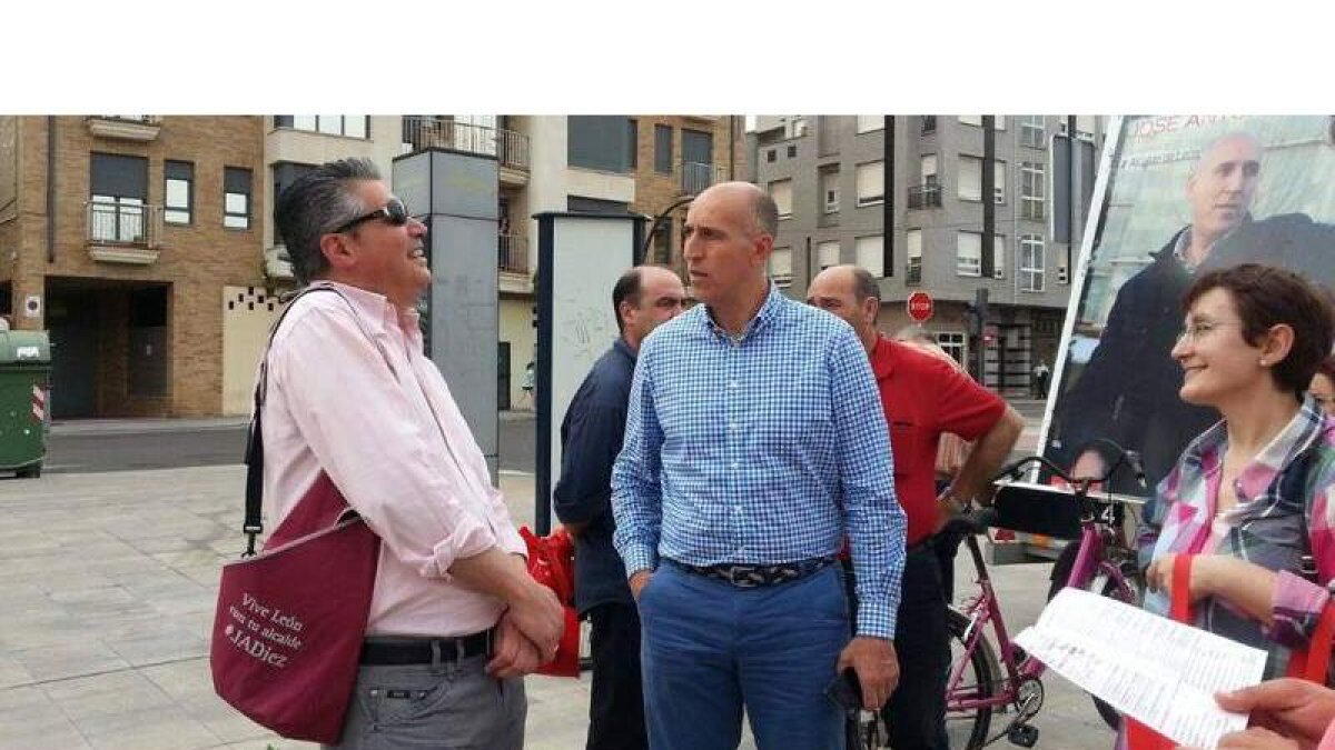José Antonio Diez, ayer en un momento de su campaña en el barrio de la Asunción.