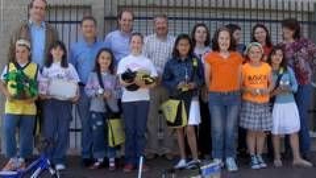 Foto de familia de todos los alumnos premiados por sus trabajos