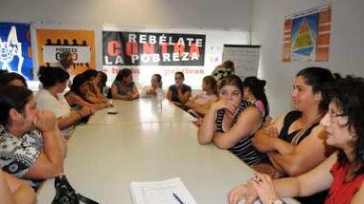 La concejal de Bienestar Social, junto a las participantes en la gymkana.