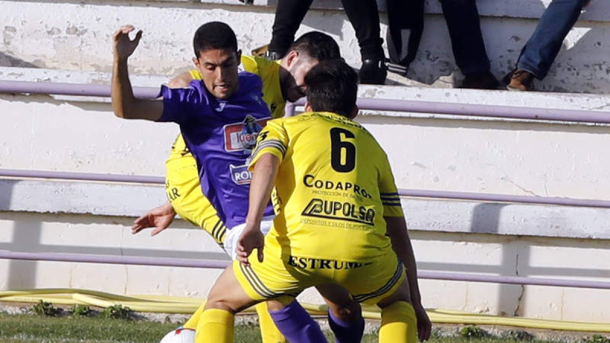 Brítez, a la izquierda, marcó un espléndido gol por su elaboración que valió el triunfo bañezano. MARCIANO