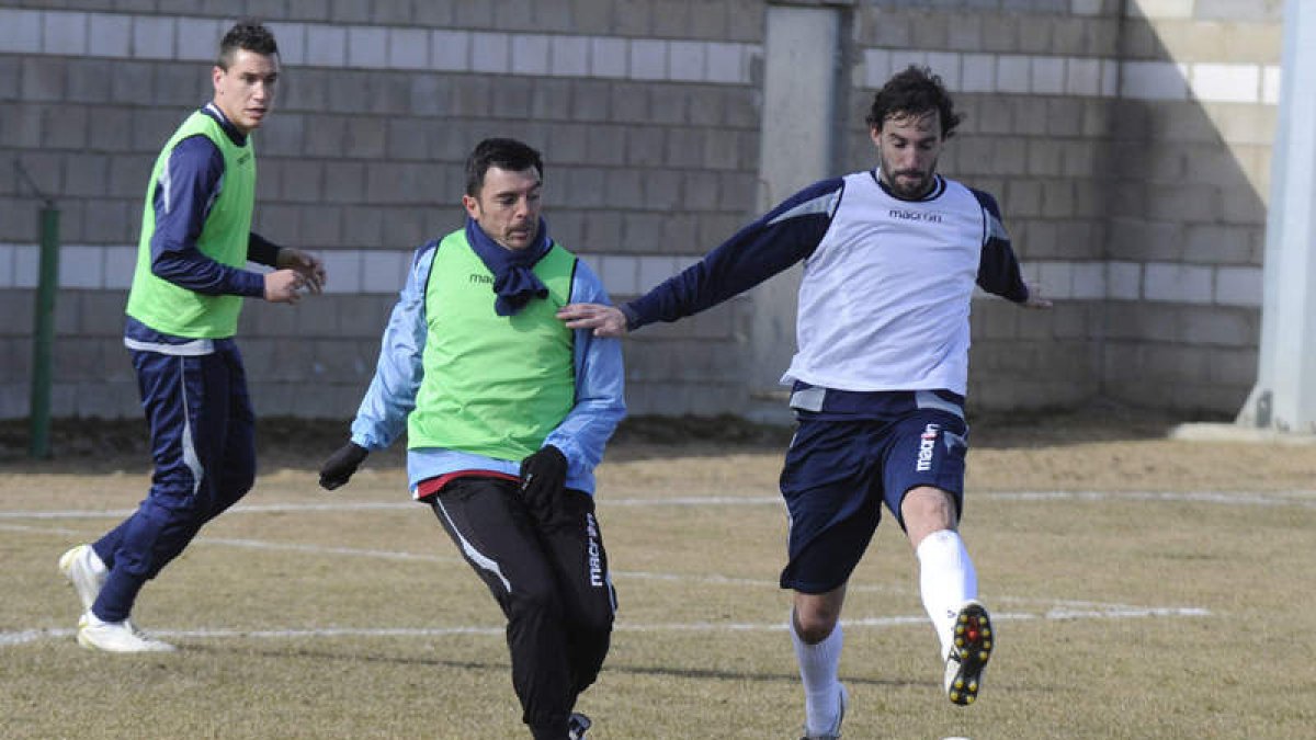 Cembranos, con Prendes, durante un entrenamiento en el Área Deportiva de Puente Castro.