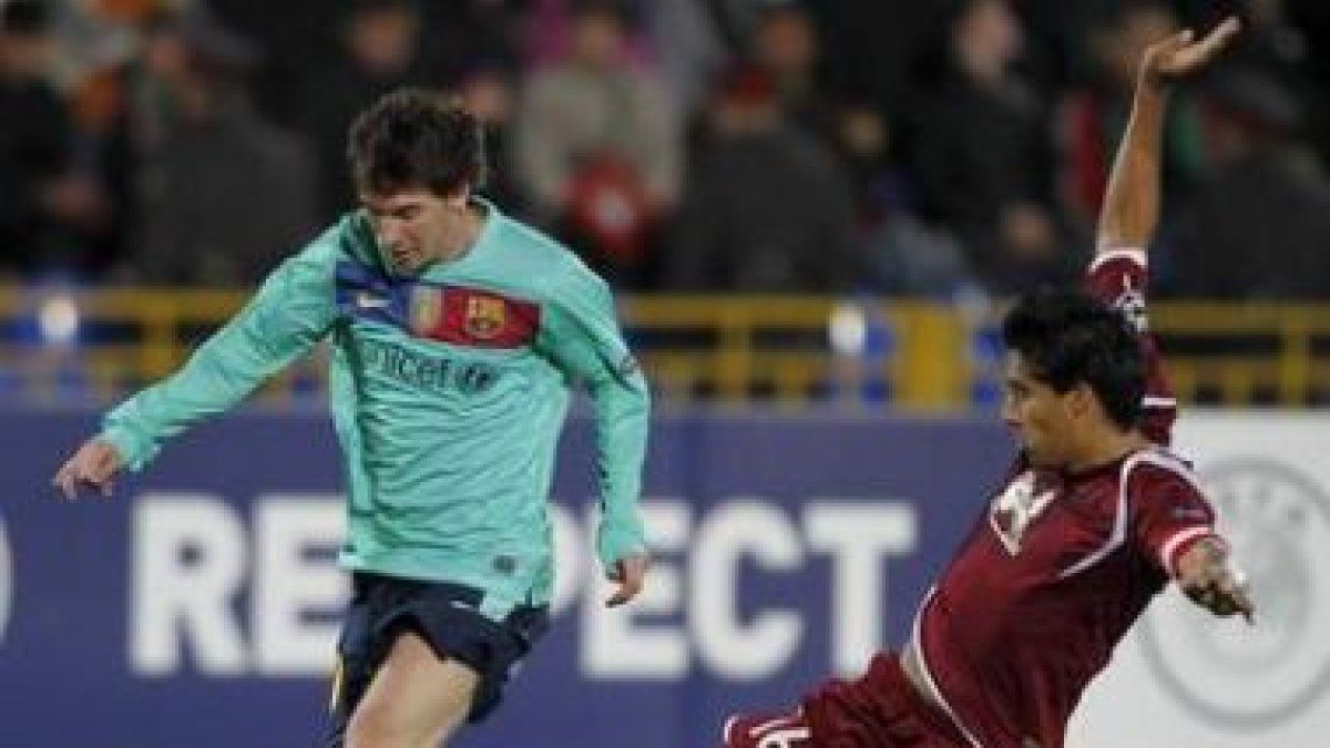Noboa pelea por el control del balón ante Messi,alaizquierda.