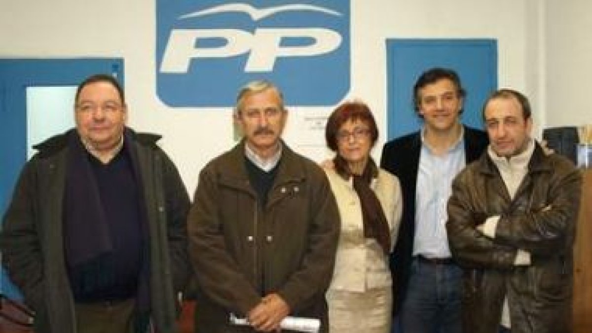 Parte de la nueva junta local del PP, con Jarrín a la cabeza.