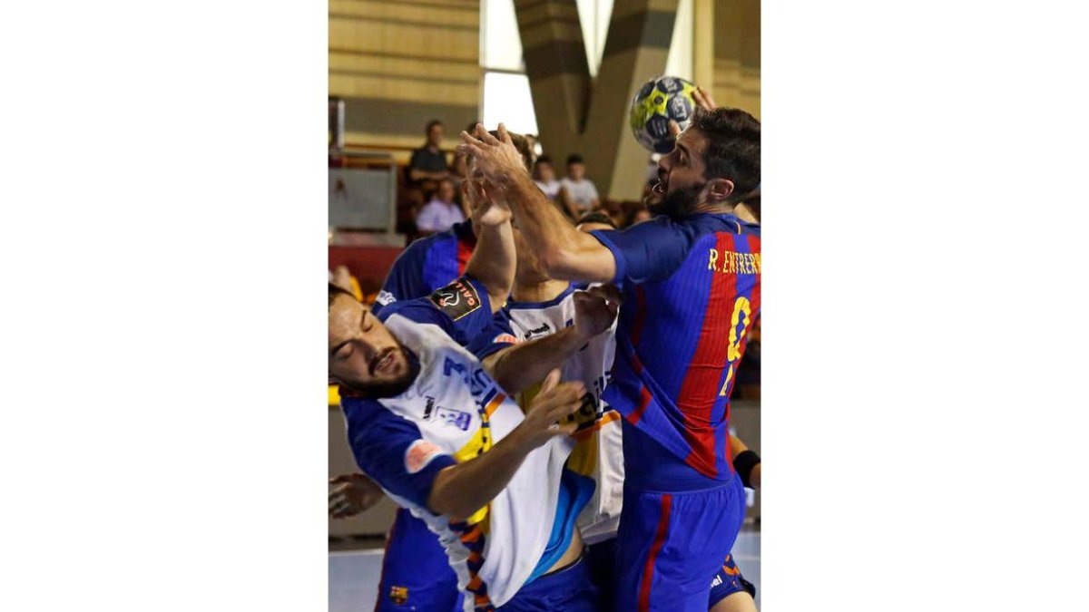 Imagen superior, Entreríos puja con la defensa rival. Derecha, el Naturhouse celebra la victoria. FERNANDO/JESÚS