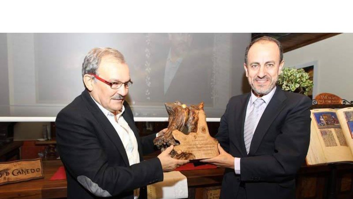 José Luis Prada entregó a Antonio Ovalle la Castaña de Oro, premio que reconoce la donación de su tesoro literario.