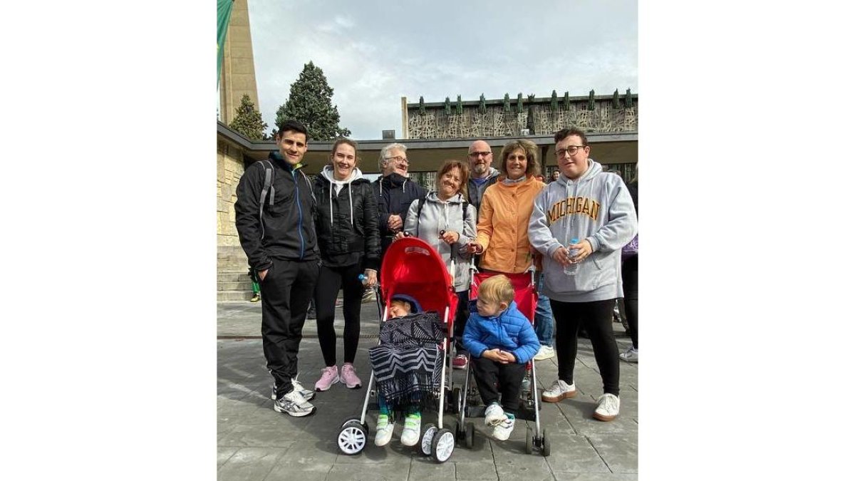 La familia Campano, ayer en la marcha.  FERNANDO OTERO