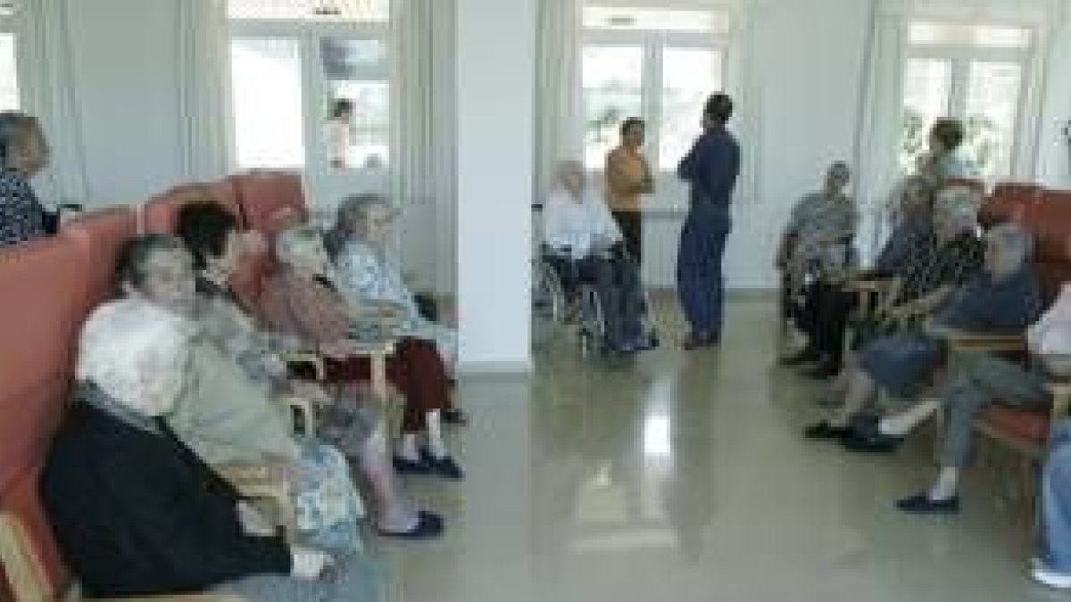 Ancianos realojados en el geriátrico El Mirador del Cúa