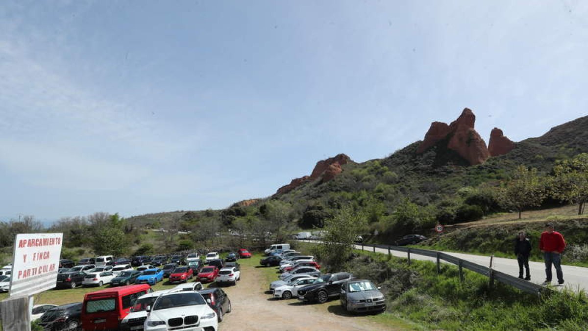 Aparcamiento privado en la entrada de Las Médulas, en una imagen reciente. ANA F. BARREDO