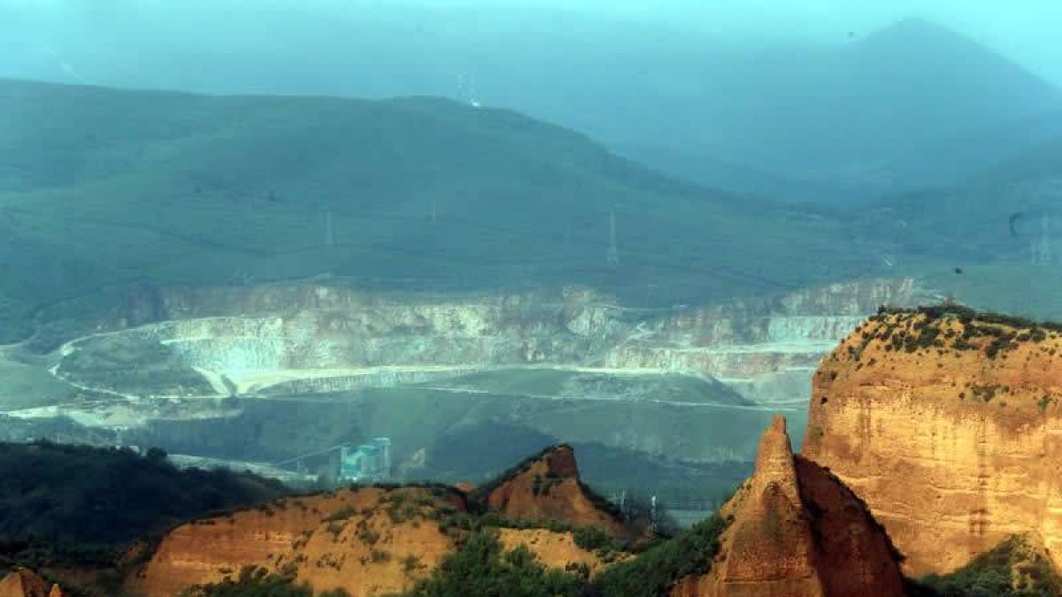 De fondo las 63 hectáreas de la cantera de Catisa que ésta quiere ampliar frente a Las Médulas.