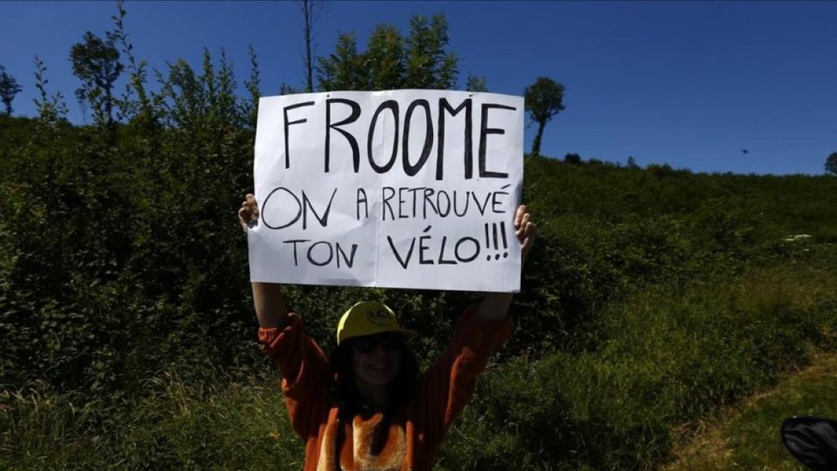 Un aficionado bromea sobre el incidente de Ventoux, durante la etapa de este sábado.