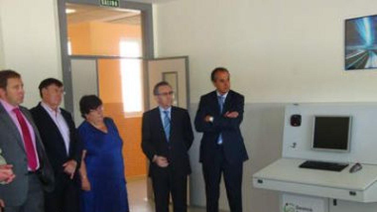 La comitiva revisa las instalaciones de la escuela durante la visita de ayer.