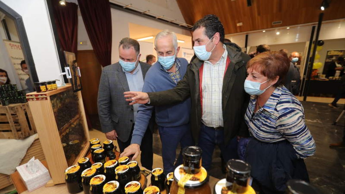 Eduardo Morán, Matías Llorente, Javier Morán y Avelina Vidal, ayer en Camponaraya. L. DE LA MATA