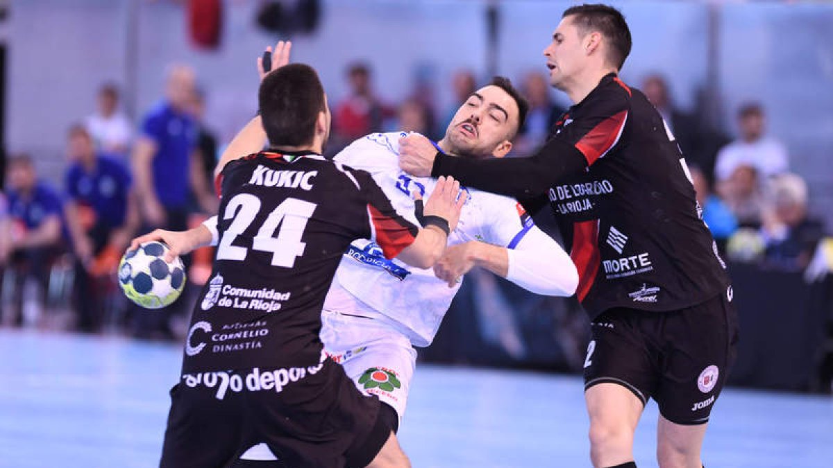 Álex Costoya, con ocho goles, fue el mejor del conjunto marista, pero no fue suficiente para doblegar al BM Logroño, que jugará la final de la Copa del Rey. LOF