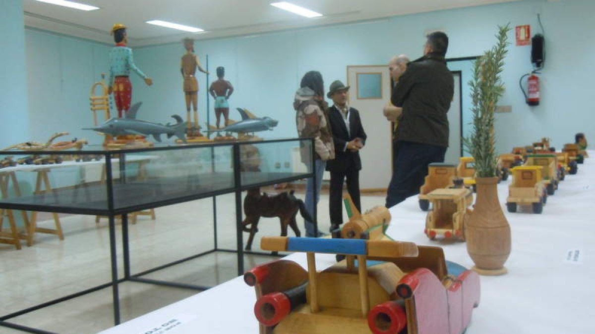Pedro Rodríguez, con sombrero, conversa con unos visitantes a la exposición.