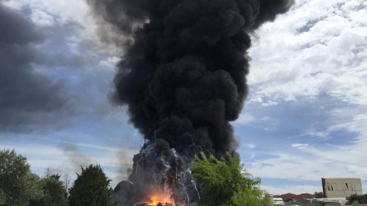 La columna de humo que ha provocado la explosión en una nave de reciclaje de residuos en Arganda (Madrid).