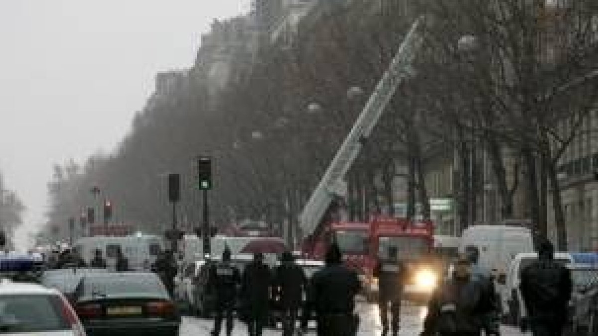 La calle en la que explotó el paquete bomba fue acordonada por policías y miembros del Ejército