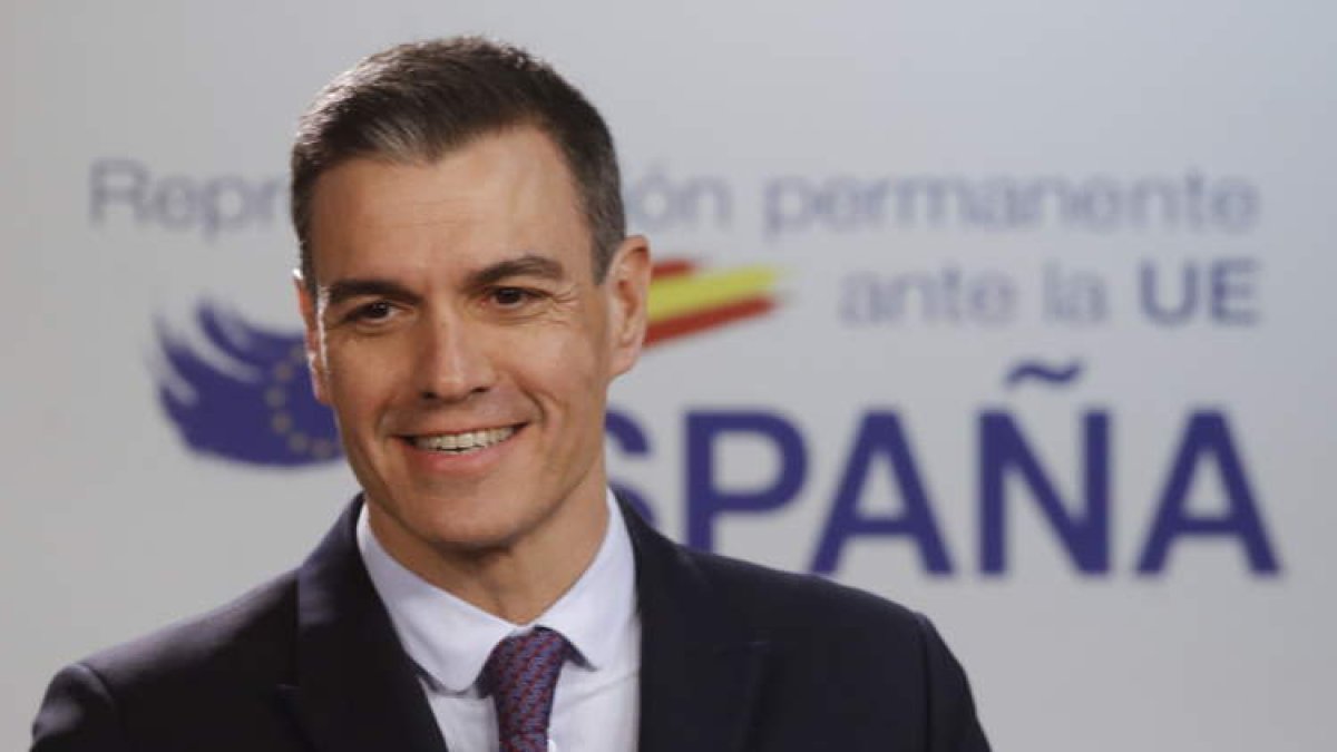El presidente del Gobierno, Pedro Sánchez, en la madrugada del viernes en Bruselas. OLIVER HOSLET