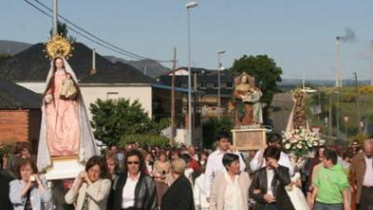 Los vecinos de Cabañas volverán a procesionar a Santa Ana el lunes.