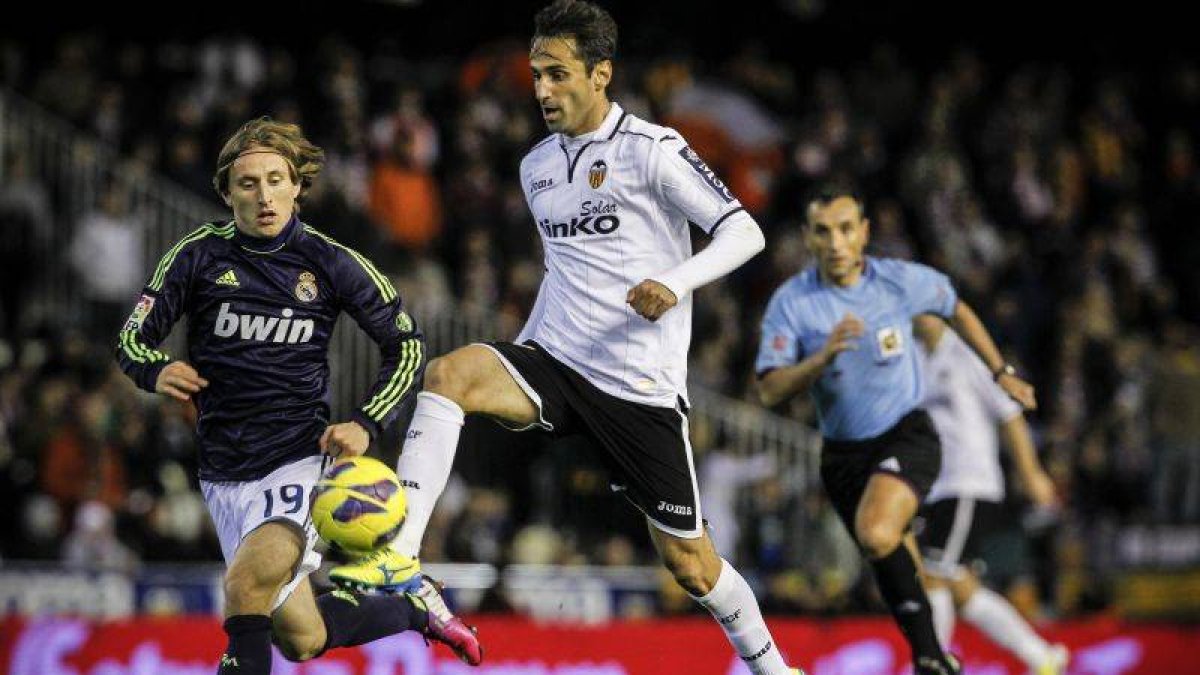 Jonas, junto a Modric, en el encuentro de Liga que enfrentó al Valencia y Real Madrid.