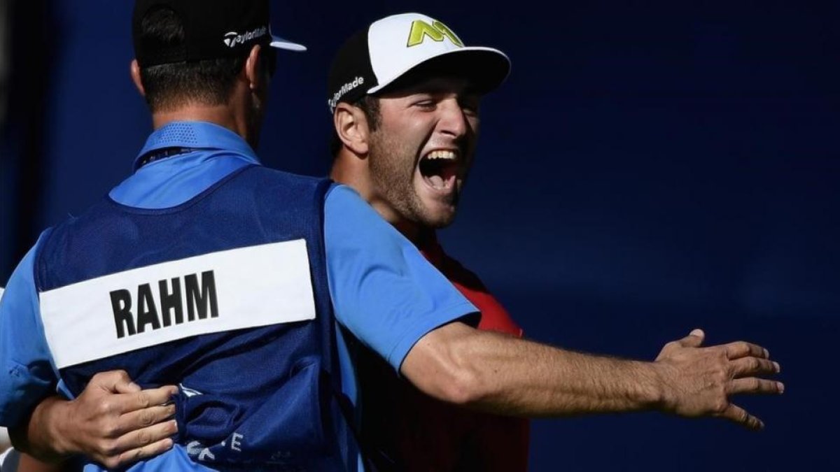 Jon Rahm celebra con su cadi el último tiro que le dio el título en San Diego.