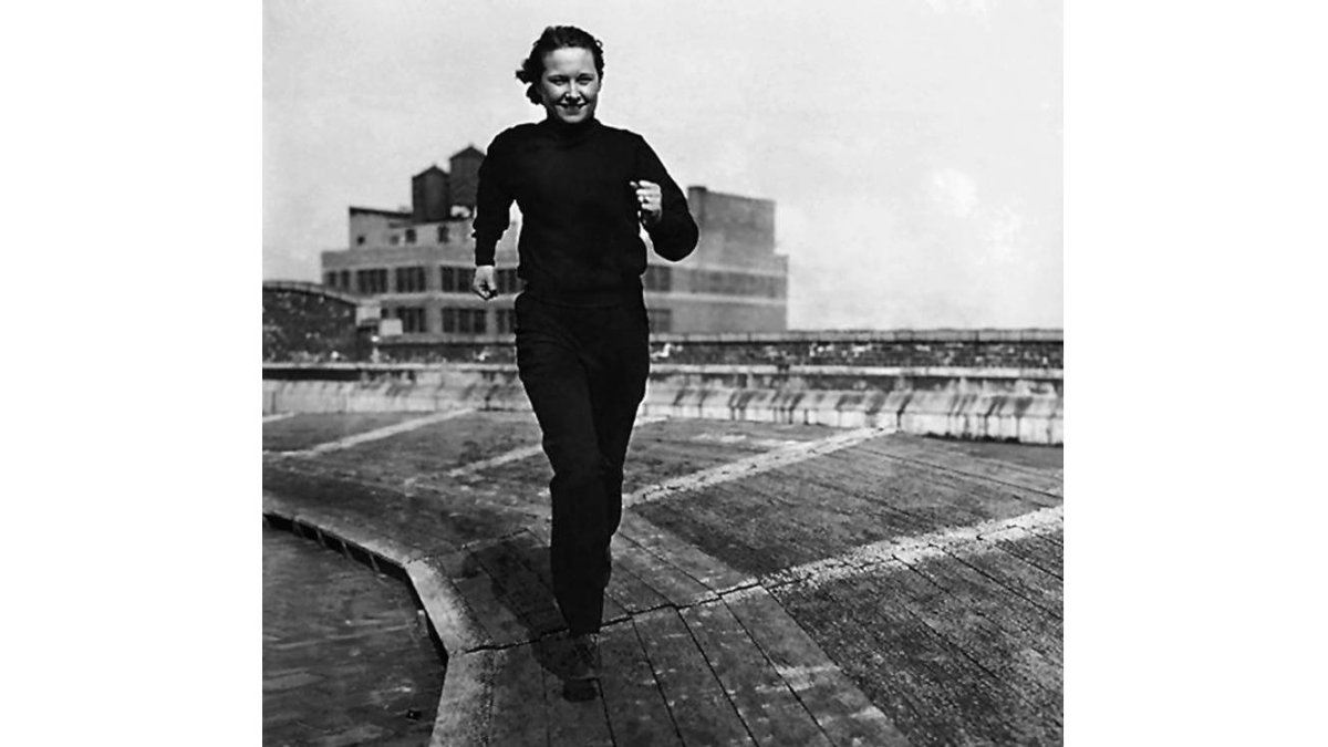 'Betty' Robinson durante uno de sus entrenamientos con una vestimenta de la época.