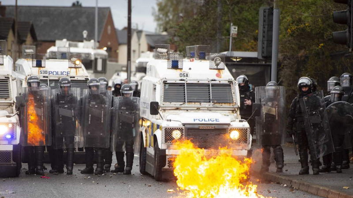 Imagen de la policía norirlandesa durante los ataques. MARK MARLOW