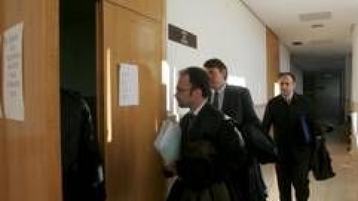 Representantes de Iberdrola, la Junta y el Ayuntamiento se dieron cita ante el Contencioso