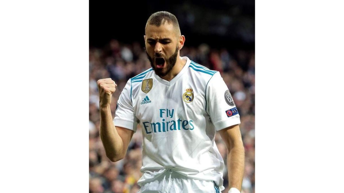 El delantero del Real Madrid Karim Benzema celebra el pase a la final tras eliminar en semifinales al Bayern de Múnich. EMILIO NARANJO