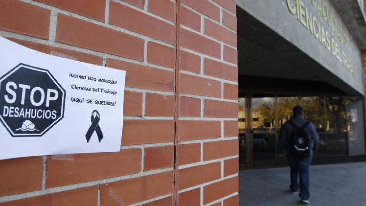 Octavillas que desvelaron las intenciones de la Universidad de trasladar Ciencias del Trabajo.