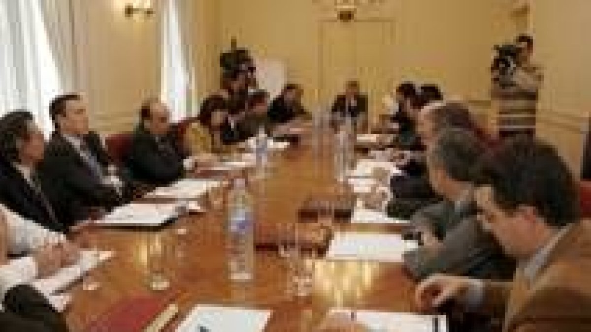 La comisión que elaboró el dispositivo, durante la reunión de ayer