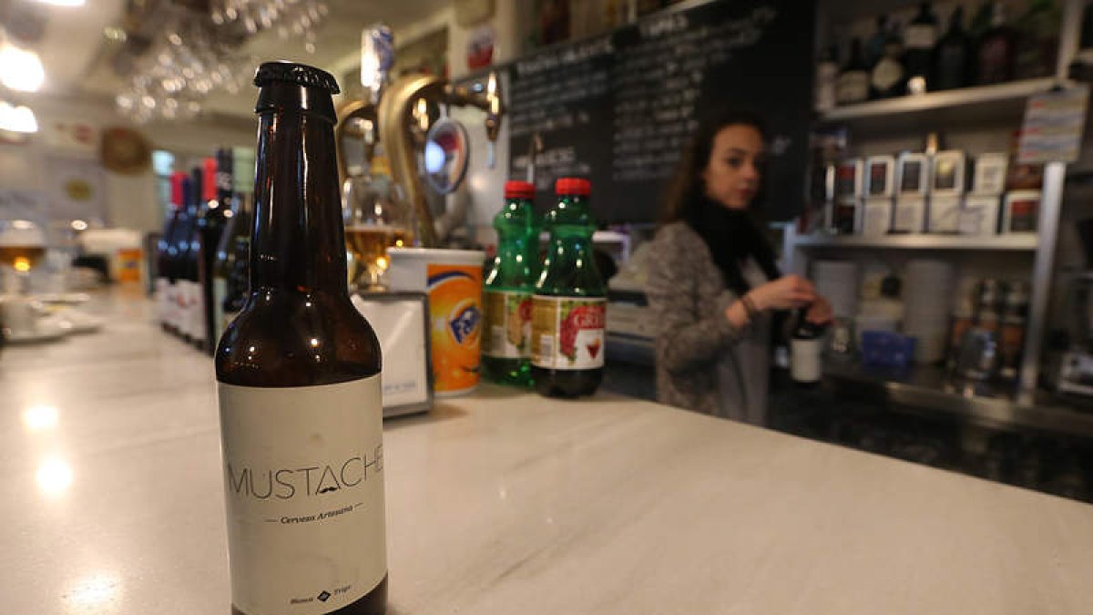 En el bar Quinto Pino de Ponferrada se puede encontrar la cerveza blanca Mustache.