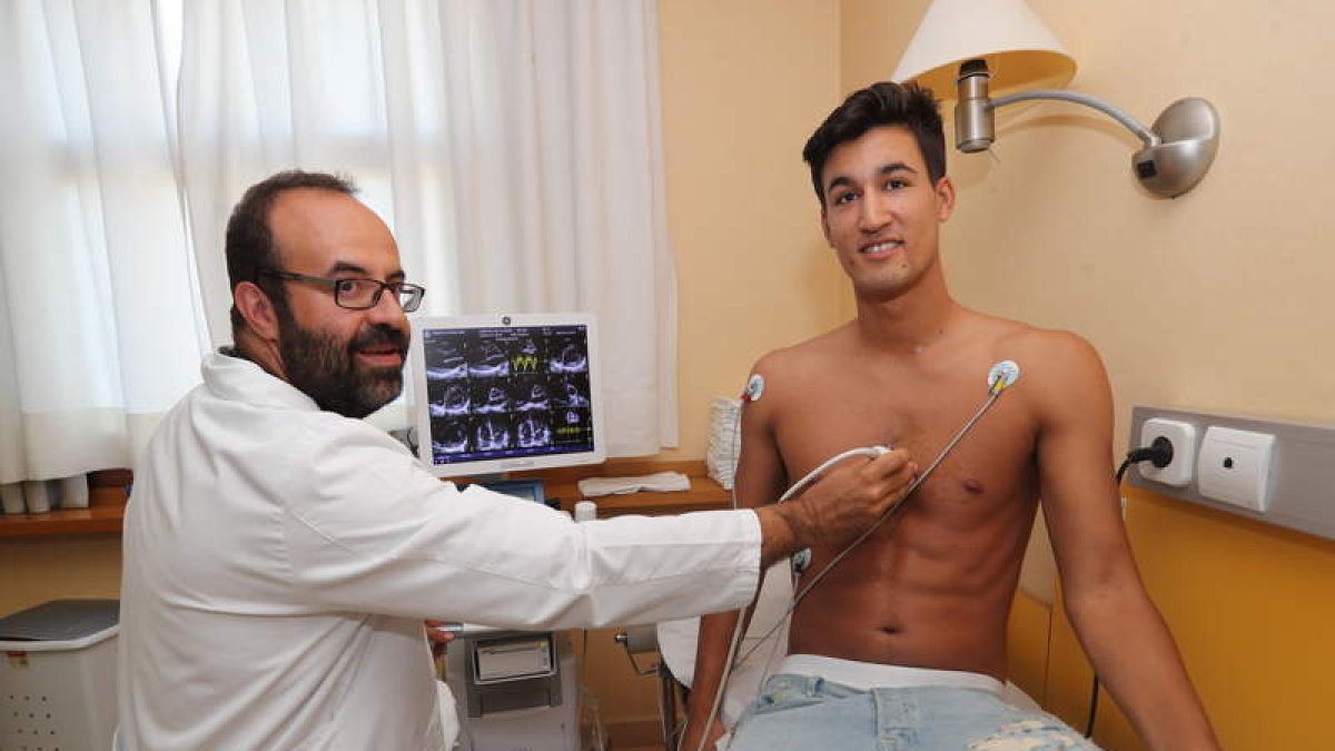 Los futbolistas de la Deportiva pasaron ayer los reconocimientos médicos. L. DE LA MATA