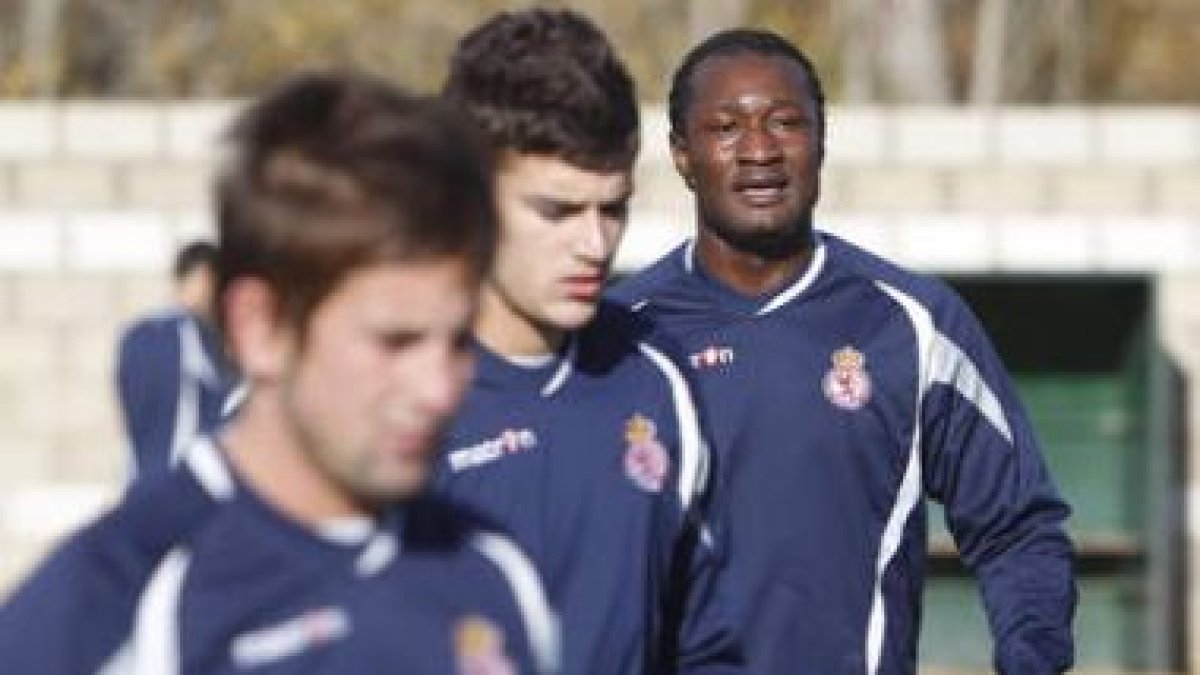 El delantero de la Cultural Arissou Traoré, a la derecha, sigue a prueba a las órdenes de Alberto Mo