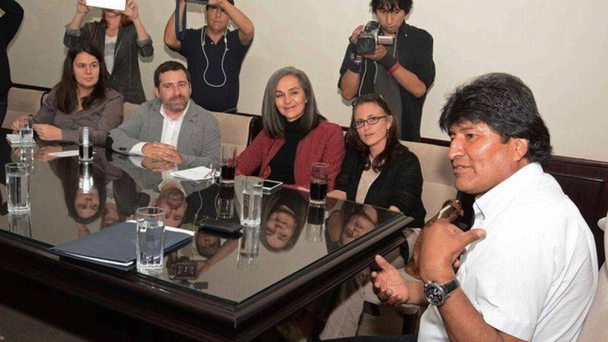 Evo Morales reunido con observadores electorales.