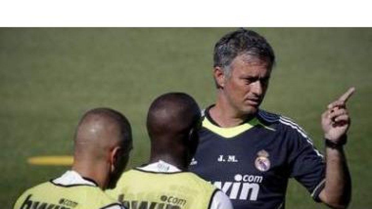El técnico portugués del Real Madrid, Jose Mourinho, dirige su primer entrenamiento como preparador.