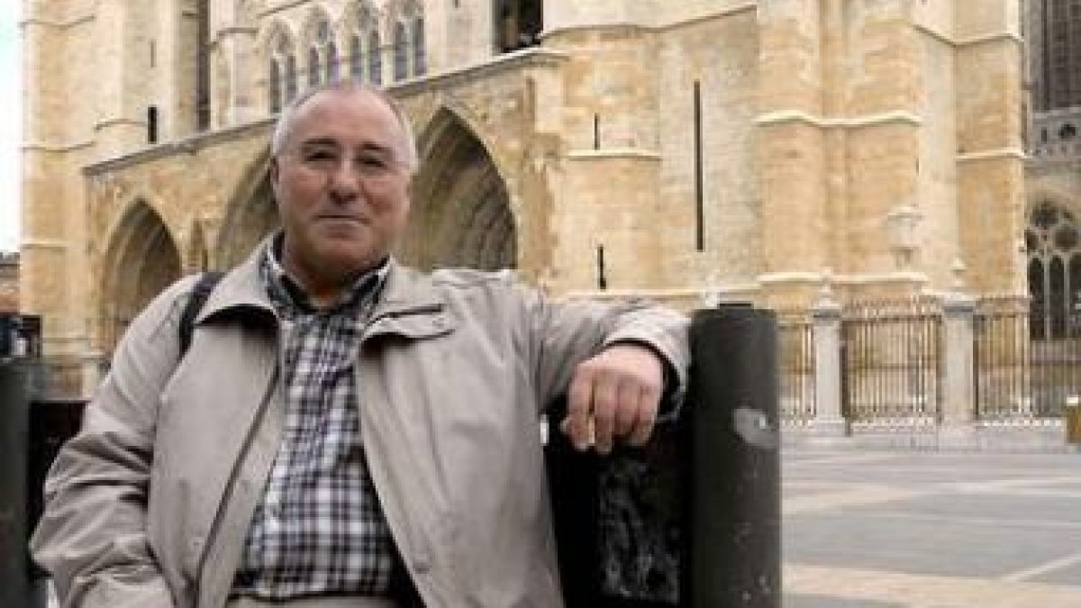 José Luis Puerto, salmantino afincado en León, es poeta, narrador, docente y etnógrafo.