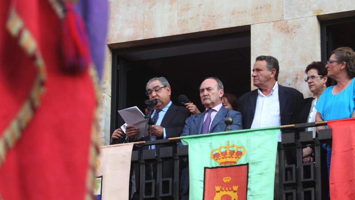 José Manuel Martínez Rodríguez, ayer junto al alcalde, José Manuel Otero.