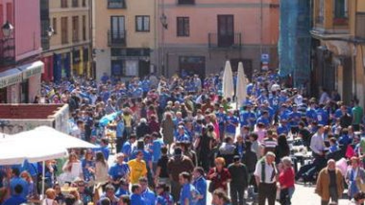 Cientos de aficionados del Oviedo ocuparon el Barrio Húmedo durante toda la mañana.