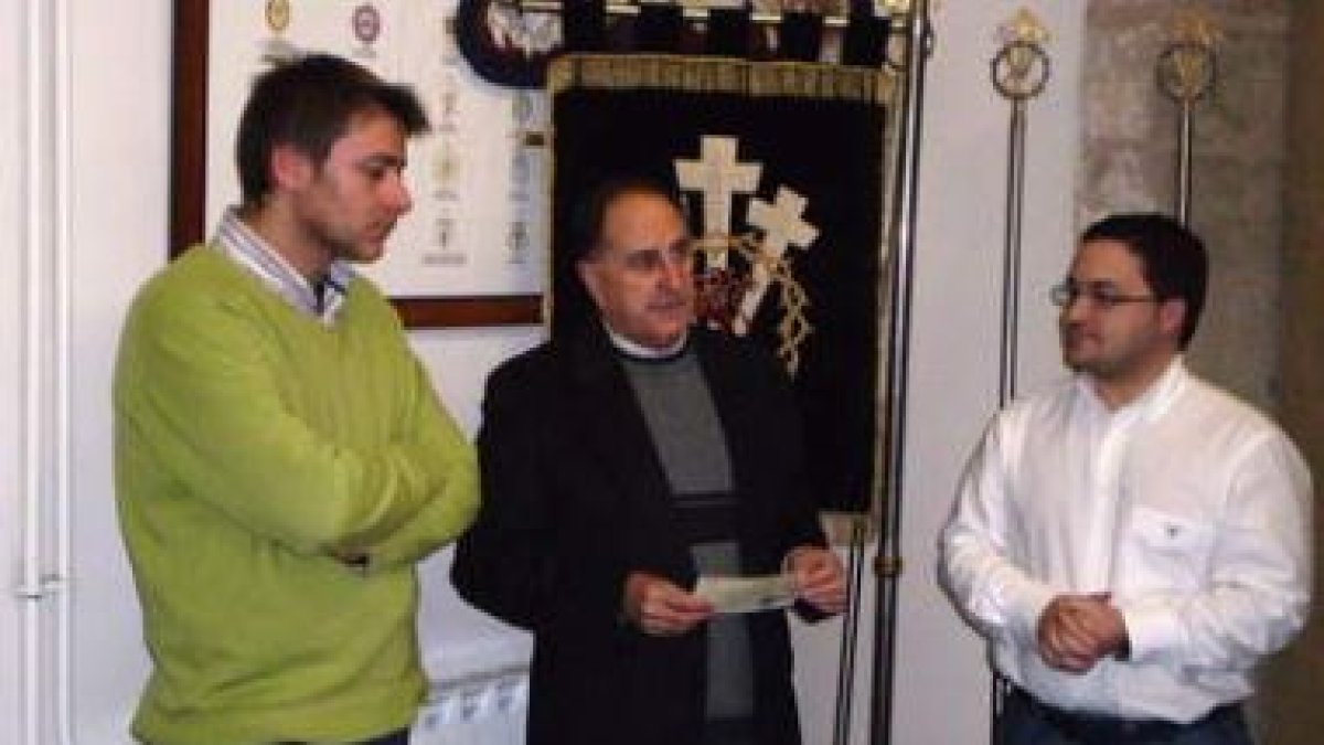 Trobajo, en el centro, recibió el dinero de manos de los representantes de las cofradías