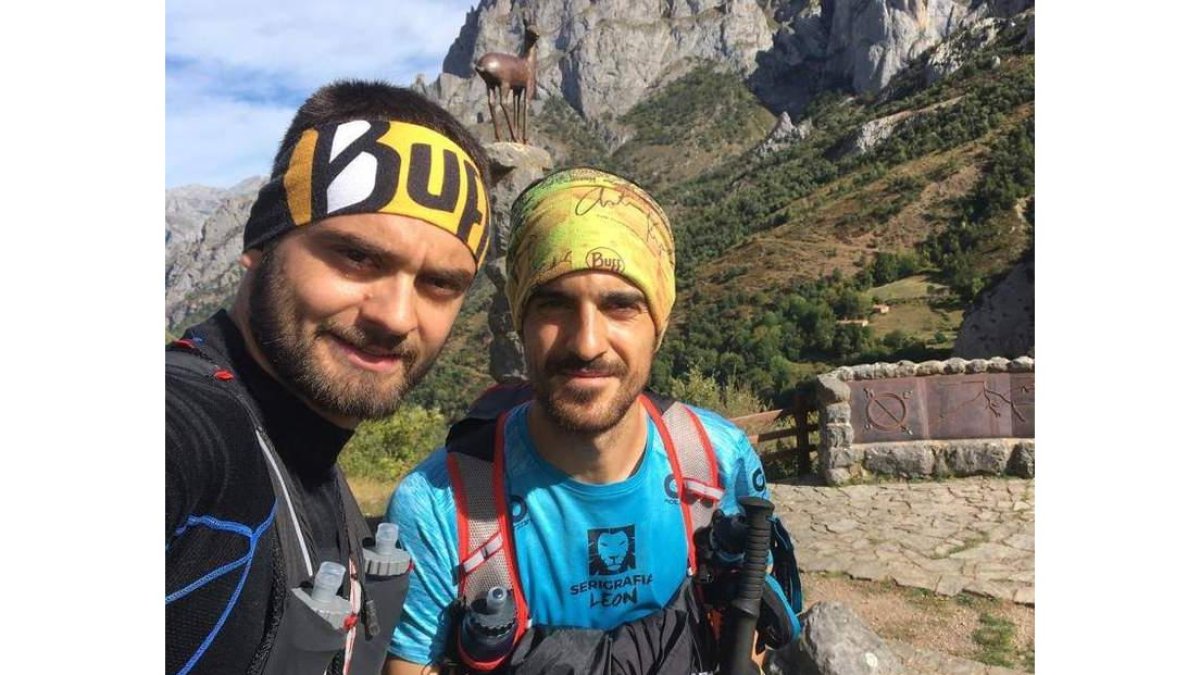 Víctor y Santiago en el mirador del Tombo (izquierda), Víctor en la primera subida del Cuera (Centro) y avituallamiento de Caín vendando el tobillo (derecha). DL/JAVIER VILLALBA