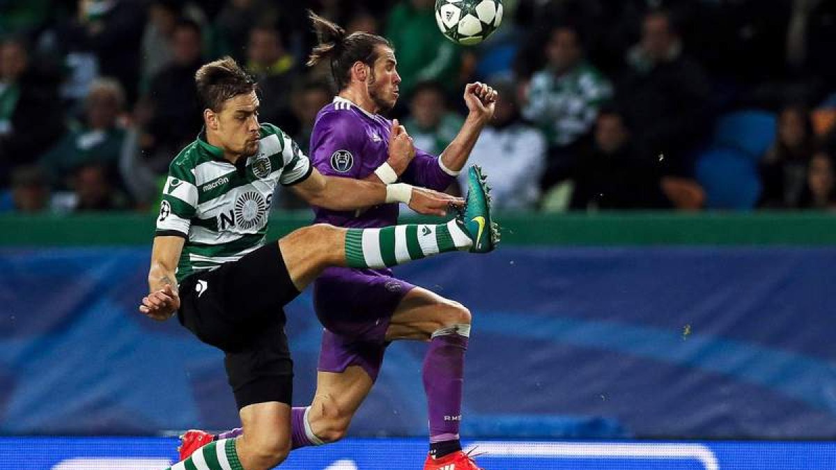 Bale, frente al Sporting de Lisboa poco antes de sufrir la lesión de tobillo. TIAGO PETINGA