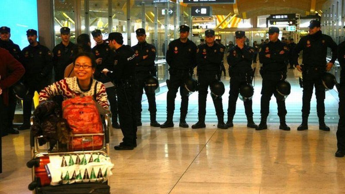 Agentes de la Policía Nacional montan guardia en el aeropuerto de Barajas, este martes.