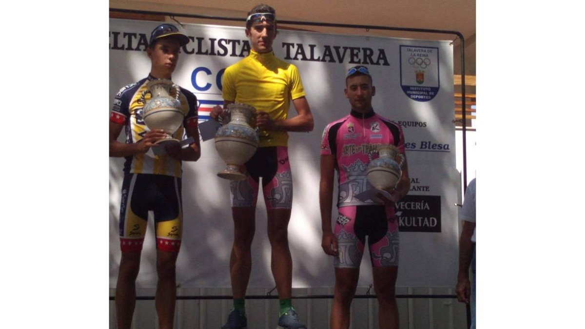 Gonzalo Cubino, en lo más alto del podio de la Vuelta a Talavera.