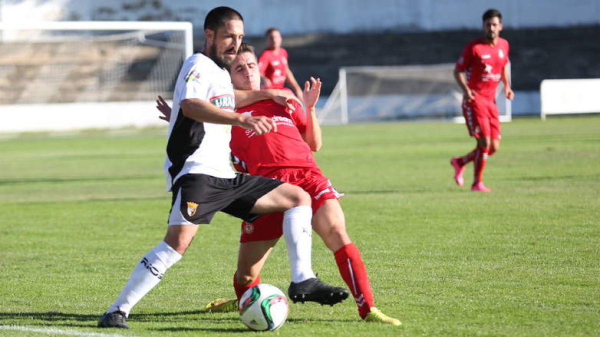 La Cultural se comportó mucho mejor en labores de ataque que en defensa frente al Tudelano. Cristóbal, que en la imagen trata de hacerse con el balón, se fajó con intensidad a lo largo del choque.