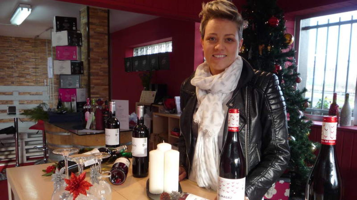 Lorena Crespo García, enóloga de Viñas del Bierzo, en la recepción y tienda de la cooperativa de Camponaraya. B. FERNÁNDEZ