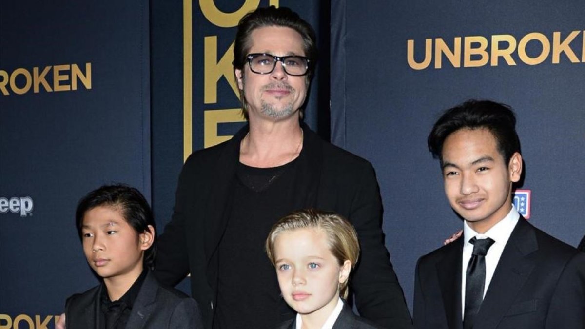 Brad Pitt posa con tres de sus seis hijos, en el Dolby Theatre de Hollywood, en diciembre del 2014.