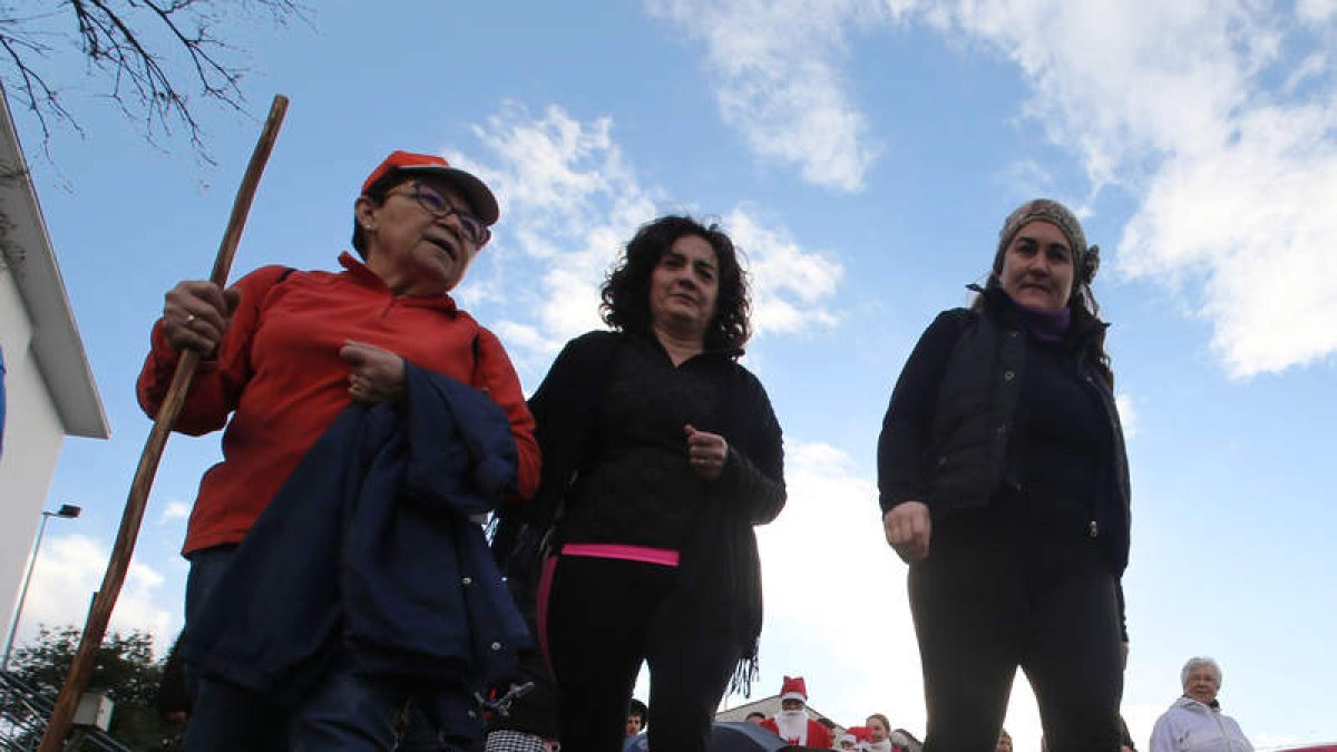 Las dos valientes que acudieron con galochas.