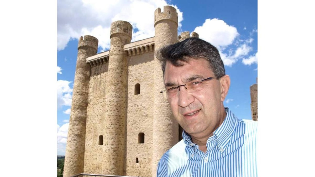 Juan Martínez Majo, delante del castillo.