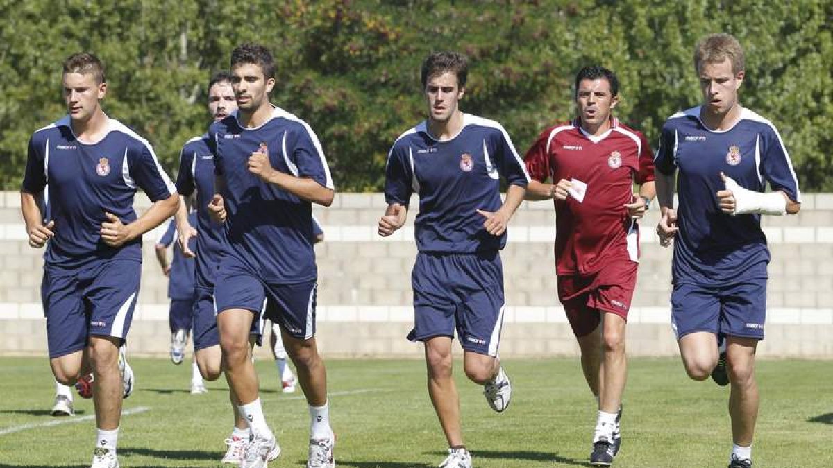 La plantilla de la Cultural volvió ayer a los entrenamientos tras la derrota sufrida ante el Atlético Bembibre.